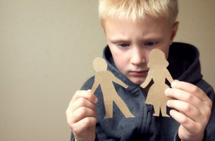 Niño con dos figuras representando a sus padres