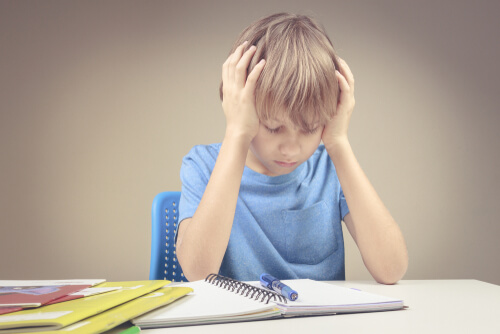 Niño frustrado con los ejercicios de matemáticas