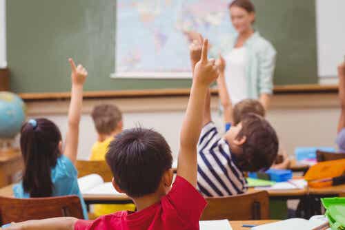 Niño levantando la mano en clase
