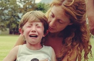 Niño llorando con su madre