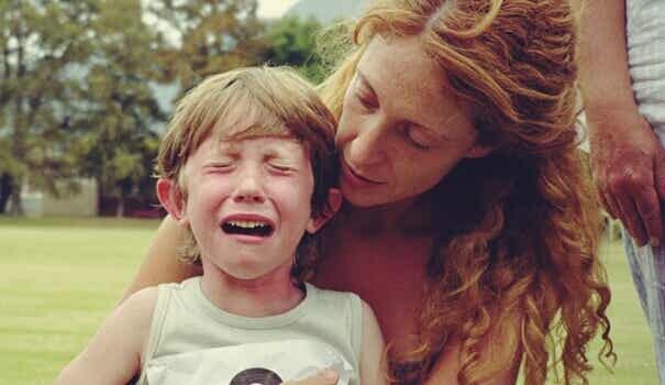 Niño llorando con su madre