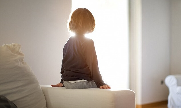 niño solo que sufre trastorno de apego reactivo