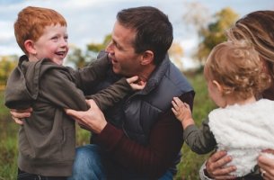 Niños con sus padres para representar la coparentalidad