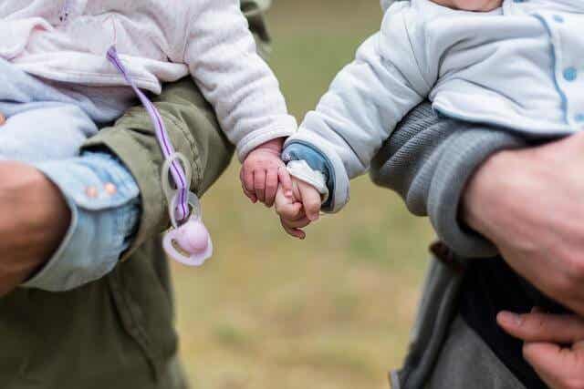 Niños pequeños con las manos agarradas