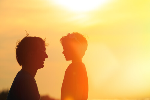 Padre hablando con su hijo sobre la separación
