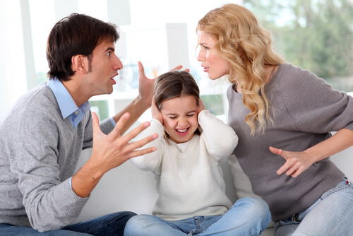 Padres discutiendo delante de su hija