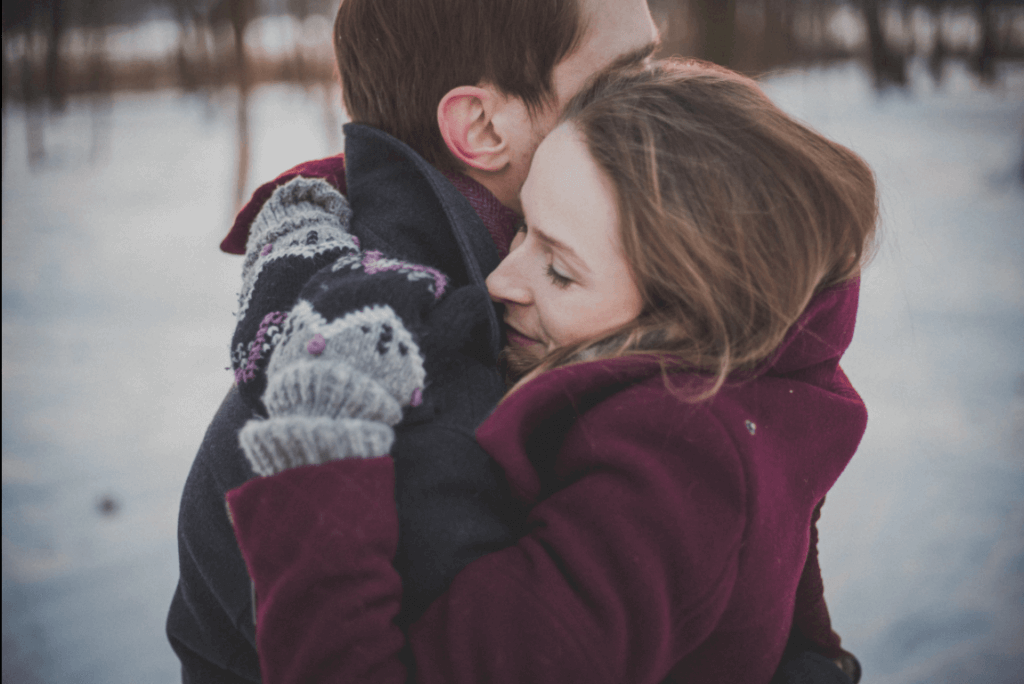 Pareja abrazada en invierno