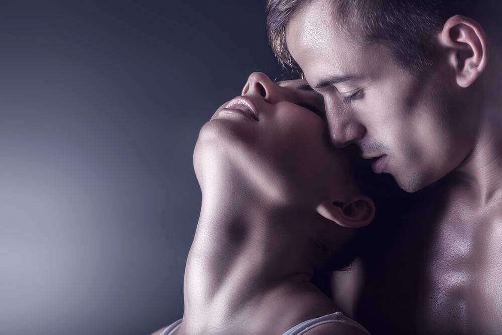 Pareja besándose