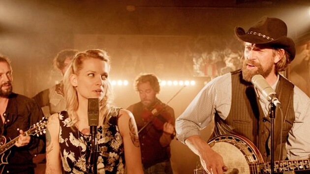 Pareja cantando de la película Alabama Monroe