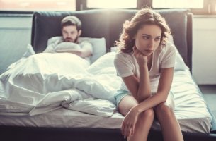 Pareja en la cama con problemas sexuales