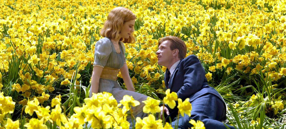 Pareja en un campo con flores amarillas