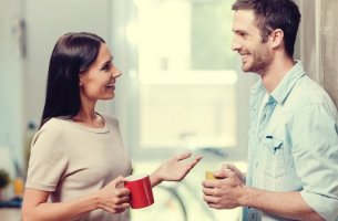 Pareja hablando sobre recibir cumplidos
