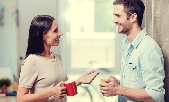 Pareja hablando representando la sapiosexualidad