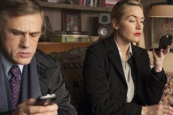 Pareja mirando su móvil