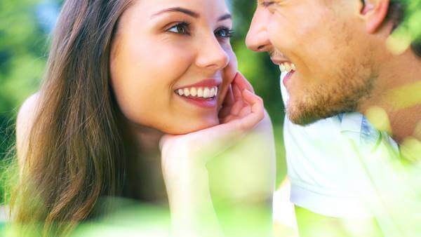 Paar dat elkaar heel diep in de ogen kijkt