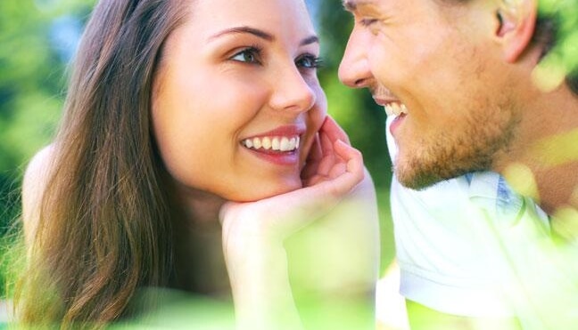 pareja manteniendo el contacto visual para seducir