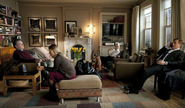 Adultos en un salón