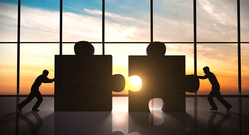 personas encajando piezas para tener éxito en el trabajo