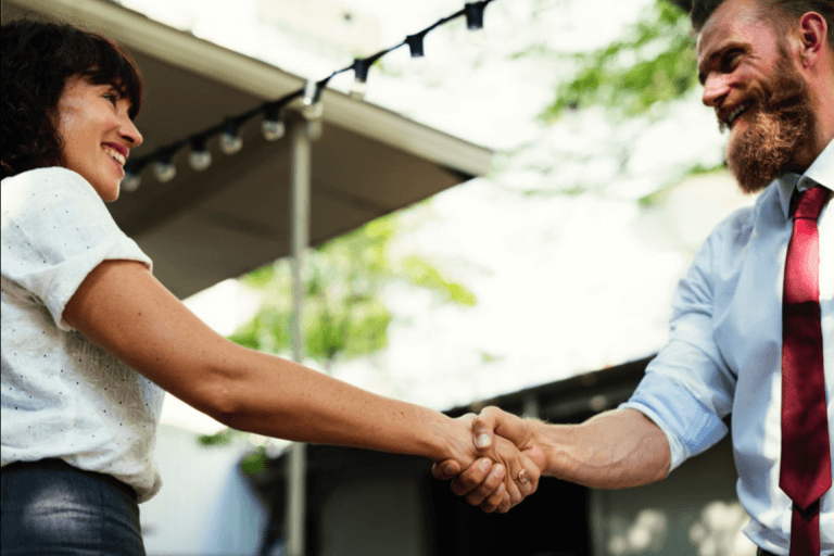 Personas estrechando su mano