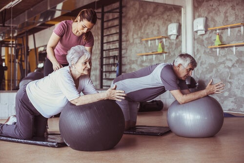 Personas mayores haciendo pilates