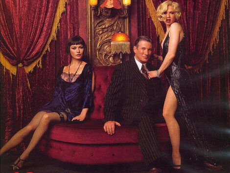 Personas sentadas en una escalera