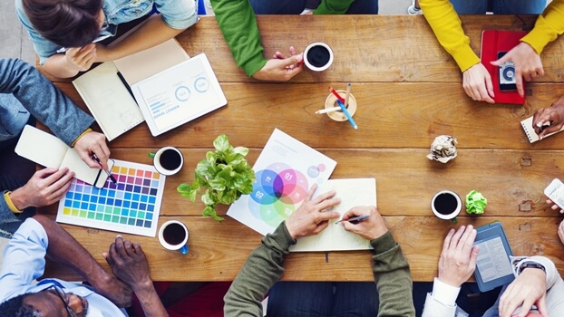 grupo de personas buscando tener éxito en el trabajo