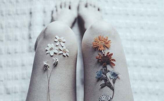 piernas con flores de mujer que sufre problemas emocionales