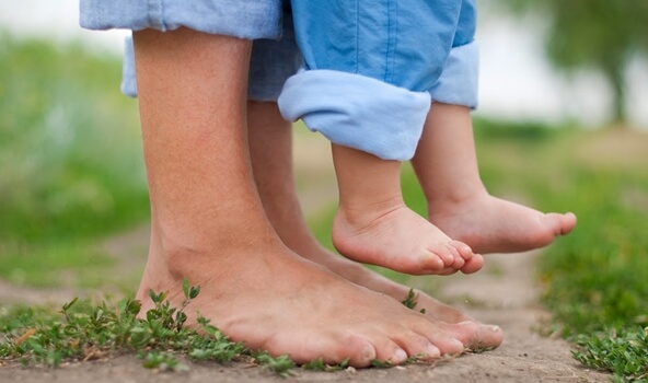 pies de papá y su bebé trabajando el apego seguro