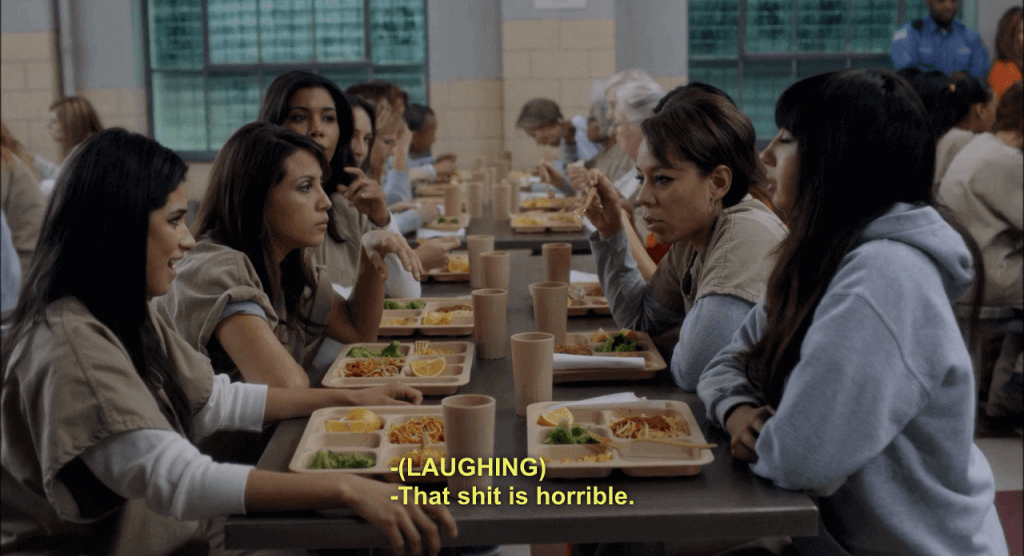 Mujeres presas en el comedor