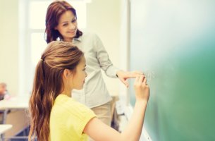 Profesora de matemáticas con alumna