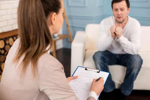 Psicóloga hablando con su paciente en consulta representando el lenguaje corporal de la depresión