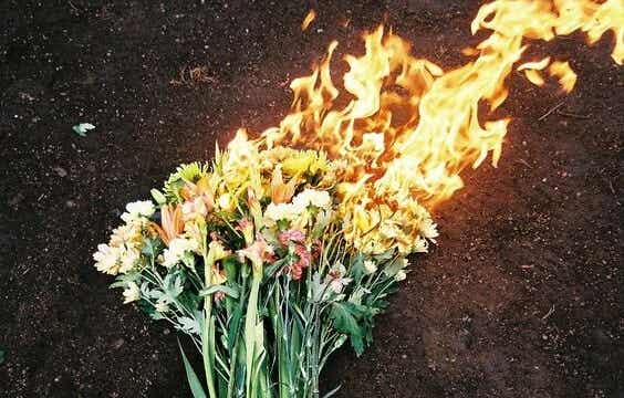 ramo de flores en llamas representando la ira