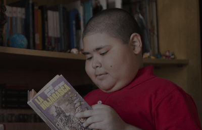 Rubén Darío Ávalos leyendo