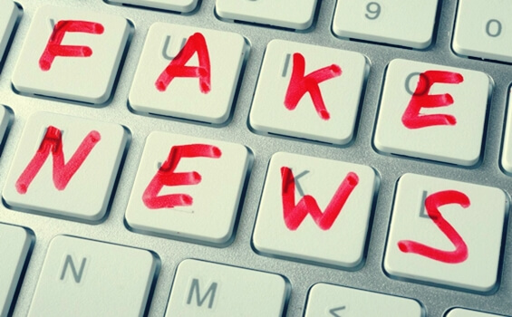 Teclado con las palabras fake news escritas