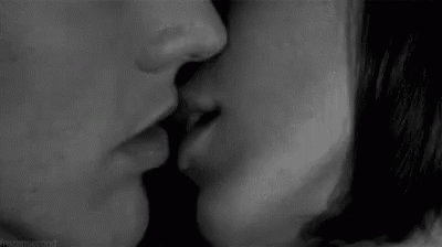 Gif coppia che si bacia