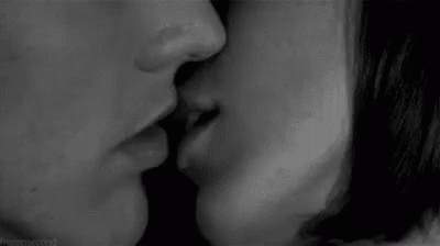 gif representando la anatomía de un beso