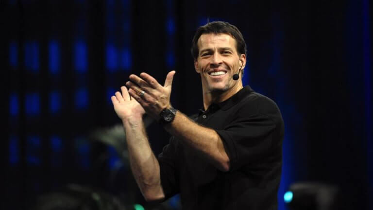 Tony Robbins aplaudiendo