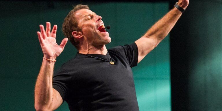 Tony Robbins gritando
