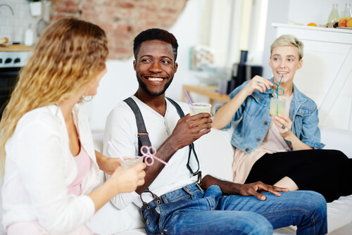 Tres personas en el sofá