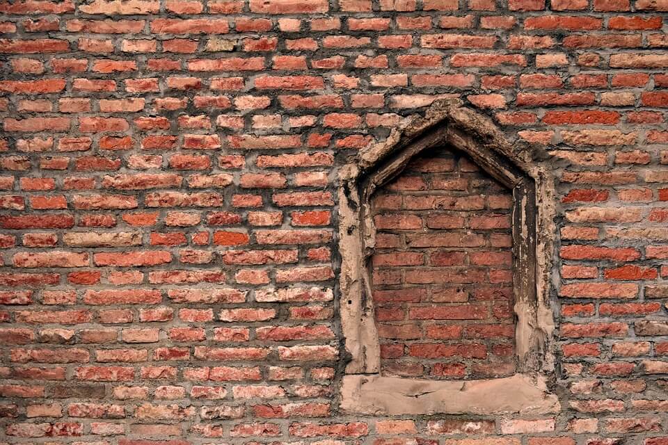 Ventana en muro de ladrillos