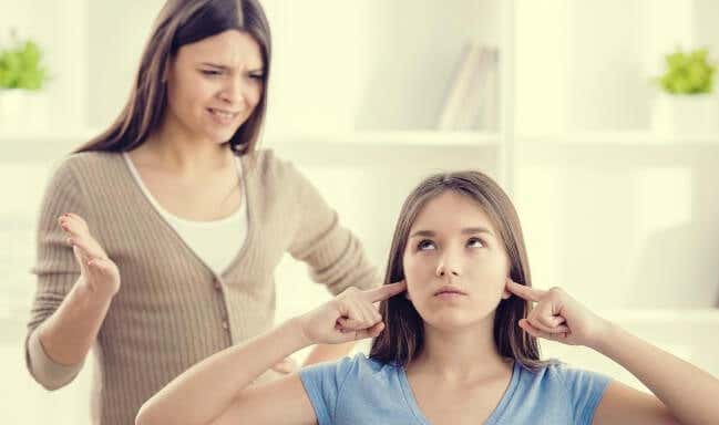 Madre intentando comunicarse con su hija representando el el papel de los padres en los trastornos de alimentación