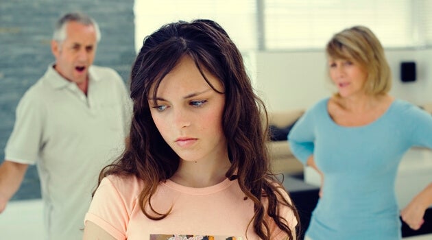 adolescente enfadada con sus padres simbolizando la teoría de la reactancia psicológica