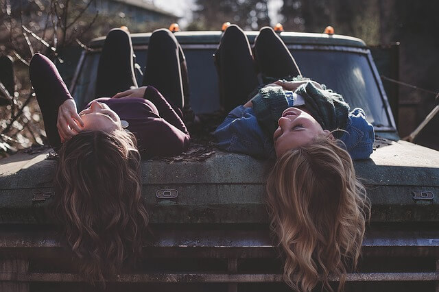 Amigas tumbadas