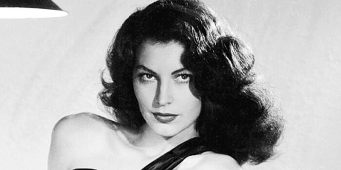 Ava Gardner mirando a la cámara