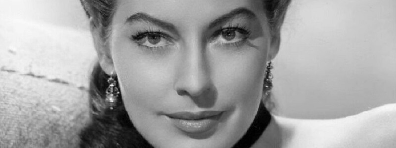 Ava Gardner mirando fijamente