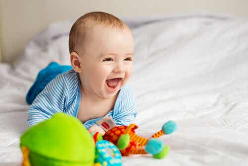 Bebé sonriendo mientras juega