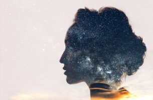 Cabeza de mujer con un universo en su interior para representar la psicología integral