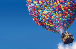 Casa volando con globos de colores