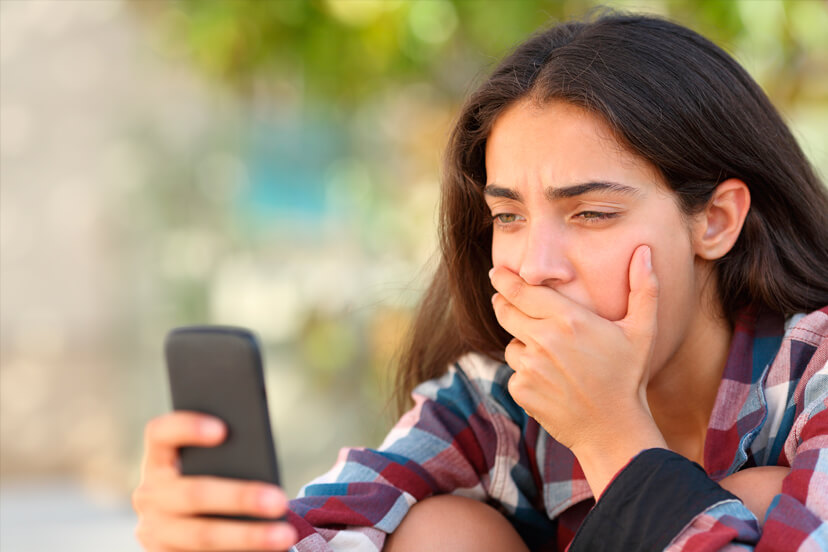 chica asustada mirando el movil