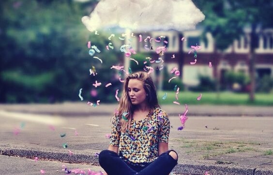 chica bajo una nube sintiendo los valores que nos rigen